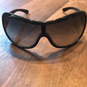 Black women's Ray Bans